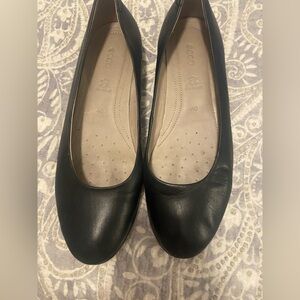 Ecco Black Leather Round-Toe Ballet Flats